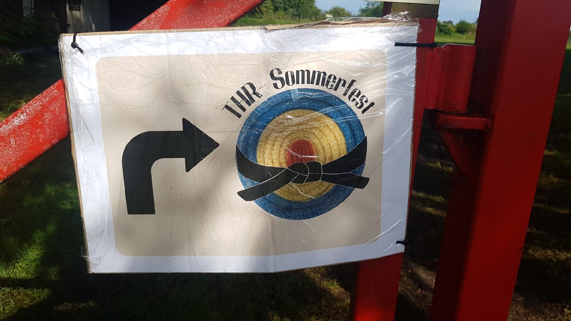 MIX » 2026 » Sommerfest
Danke an den ESV-Rostock für die Möglichkeit ihren Vereins-Platz zu nutzen und das Bogenschießen zu üben. Alle hatten trotz anfänglichem Regenwetter eine Menge Spaß mit vielen Aktivitäten, Grillen und beim gemütlichem Beisammensitzen an der Feuerschale.